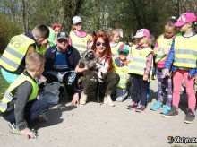 Szop Edward nie żyje. Turyści zamknęli go w plastikowej beczce Szop Edward nie żyje. Turyści zamknęli go w plastikowej beczce
