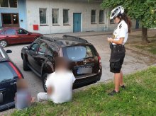 Pił piwo na ulicy i „opiekował się” małym dzieckiem Pił piwo na ulicy i „opiekował się” małym dzieckiem