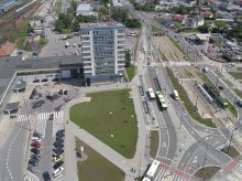 Rozbudowa węzła przesiadkowego. Przy dworcu dostępny jest parking dla busów Rozbudowa węzła przesiadkowego. Przy dworcu dostępny jest parking dla busów
