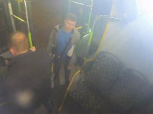 Ukradł plecak z autobusu MPK. Pomóż policji ustalić tożsamość sprawcy Ukradł plecak z autobusu MPK. Pomóż policji ustalić tożsamość sprawcy