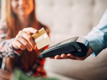 Polacy wolą płacić kartą - jak czytniki kart płatniczych zyskują na popularności Polacy wolą płacić kartą - jak czytniki kart płatniczych zyskują na popularności