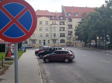 Kierowcy parkują samochody na pl. Pułaskiego pomimo zakazu. Straż miejska zbiera żniwo Kierowcy parkują samochody na pl. Pułaskiego pomimo zakazu. Straż miejska zbiera żniwo
