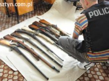 W mieszkaniu miał skład broni W mieszkaniu miał skład broni
