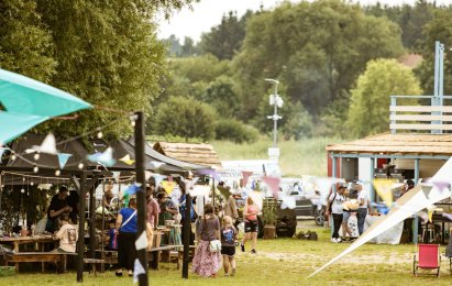 Letni plener artystyczny w ośrodku wypoczynkowym Narusa Leśna Przystań