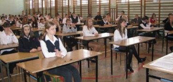 Gimnazjaliści piszą egzamin
