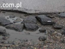 Łatanie dziurawych powiatówek rozpoczęte