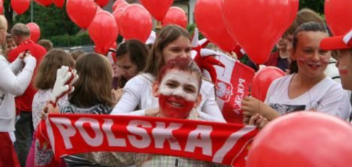 Biało-czerwony pochód uczniów w Dobrym Mieście