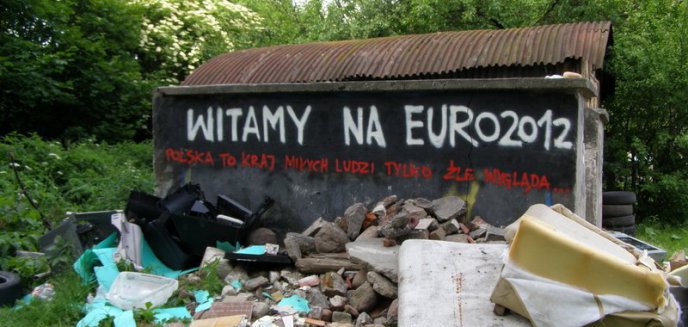 Instalacja ze śmieci na olsztyńskim podwórku