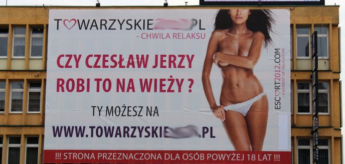 ''Czy Czesław Jerzy robi to na wieży?''  Oburzające hasło reklamowe zawisło koło ratusza