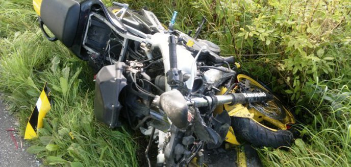 Ciężko ranny kierowca leżał kilkanaście metrów od rozbitego motoru