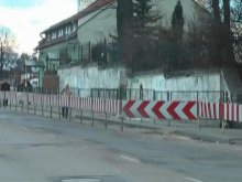 Zagrodzili mur koło dworca. Piesi chodzą jezdnią!