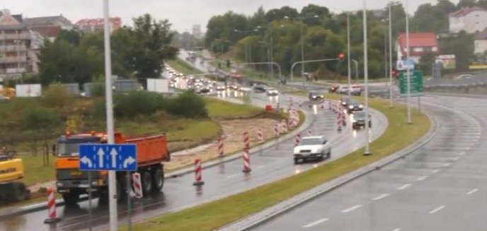 Trwa budowa torowiska. Ruch odbywa się bez utrudnień