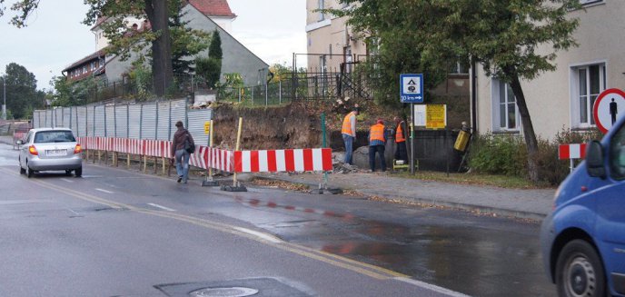 Zburzyli część muru oporowego przy dworcu