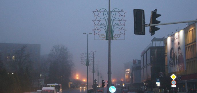 Montują świąteczne ozdoby na olsztyńskich skrzyżowaniach