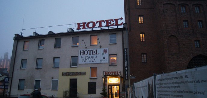Artykuł: Barbakan po jednej stronie, nieatrakcyjny hotel po drugiej