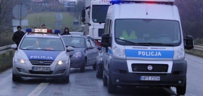 Artykuł: Wypadek na trasie Ostróda-Olsztynek. Jedna osoba zakleszczona w aucie