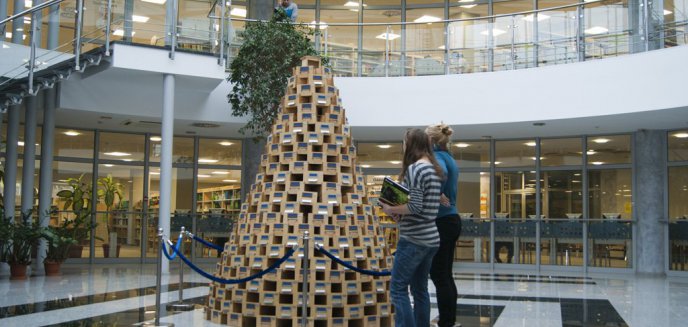 Artykuł: Choinka z szuflad stanęła w bibliotece UWM