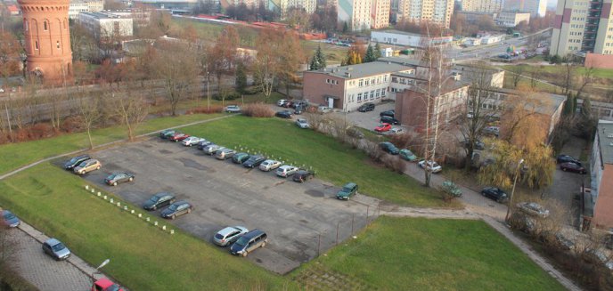 Nie mają gdzie parkować więc... zajęli osiedlowe boisko