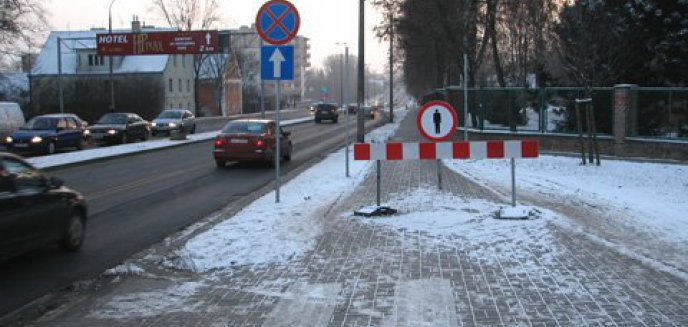 Rowerzyści nie muszą czekać do wiosny. Zdjęli znak na Warszawskiej