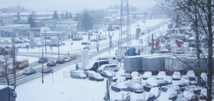 Drogowcy nie nadążają z odśnieżaniem. Olsztyn sparaliżowany