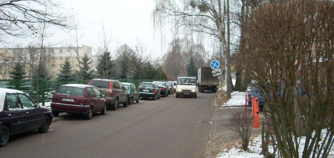 Parking udostępniono, a studenci i tak parkują na chodnikach