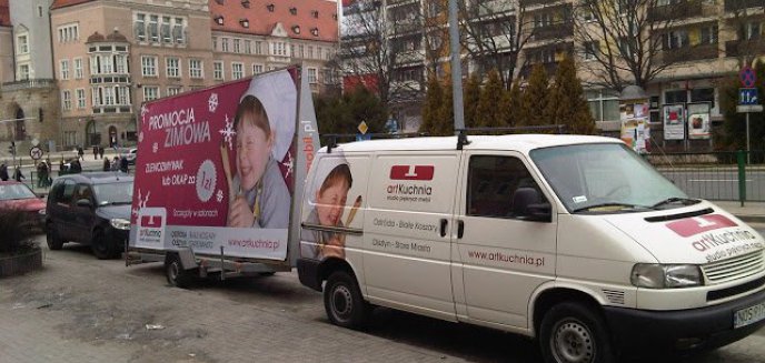 Reklamują się za darmo - zajmując parking