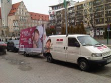Reklamują się za darmo - zajmując parking