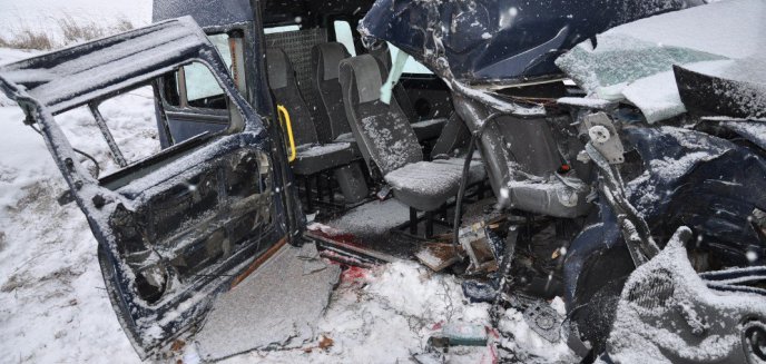 Artykuł: Bus zderzył się z ciężarówką. Dwie osoby w stanie ciężkim trafiły do szpitala