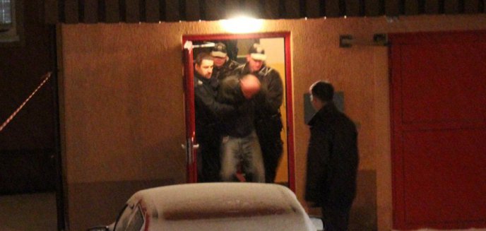 Desperat z Dworcowej znowu próbował skoczyć z okna (nowe zdjęcia)
