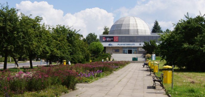 Nowy, olsztyński mural na ścianie planetarium