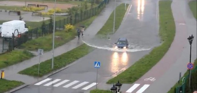 Weekendowe ulewy sparaliżowały miasto (filmy)