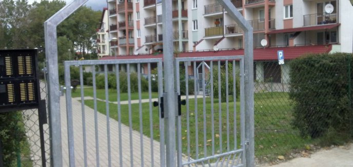 ''Brakuje tylko zasieków z drutu kolczastego, budki strażniczej i złego psa''