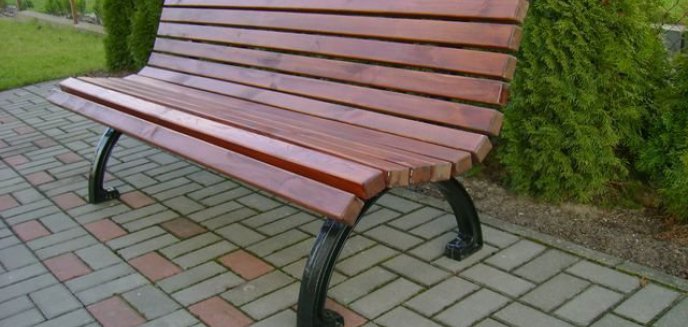 Montują nowe ławki