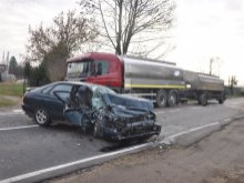 Pijany kierowca chcąc ominąć psa zderzył się z ciężarówką