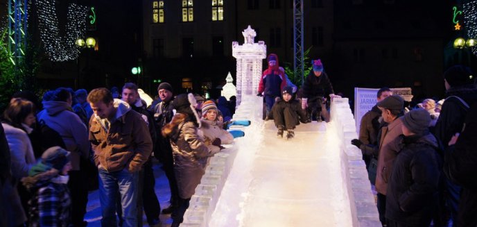 Zjeżdżalnia lodowa z wkomponowaną płaskorzeźbą ratusza stanie na Targu Rybnym