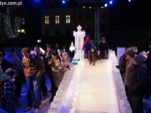 Zjeżdżalnia lodowa z wkomponowaną płaskorzeźbą ratusza stanie na Targu Rybnym