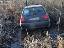 Utknął w bagnie uciekając przed policją