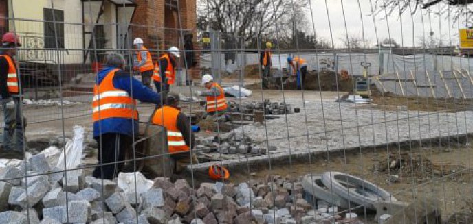 Na placu przed Wysoką Bramą praca wre