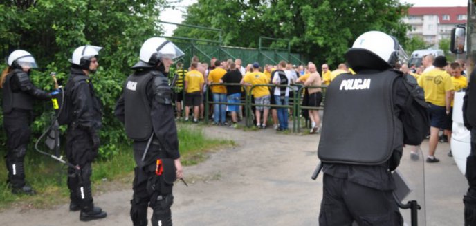 Olsztyńscy policjanci konwojowali kibiców GKS-u Katowice
