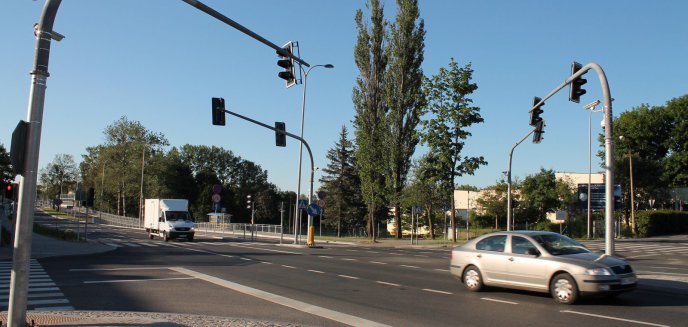 Urwał lusterko radiowozu i odjechał. Nagrały go kamery systemu ITS (film)