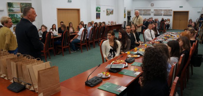 Po raz 13. przyznano stypendia najzdolniejszej młodzieży z powiatu olsztyńskiego (zdjęcia)