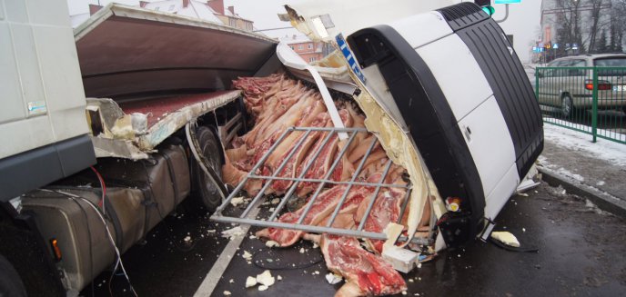 Artykuł: Wypadek tira na Warszawskiej. Na skrzyżowanie wysypało się mięso (zdjęcia)