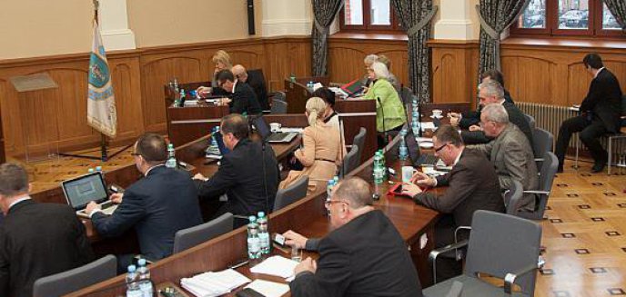 Kto jeździ lexusem, a kto ma miliony na koncie? Sprawdzamy olsztyńskich radnych