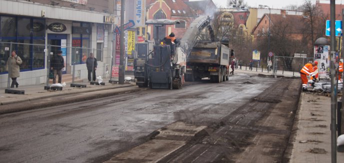 Zobacz jak z ulic w centrum Olsztyna znika asfalt (zdjęcia i film)