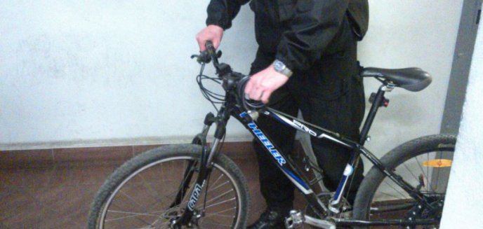 Ukradł rower w centrum Olsztyna. Nagrały go kamery monitoringu (film)