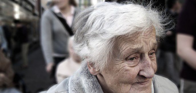 Olsztyn na pomoc seniorom: Koperta życia w lodówce i specjalna linia