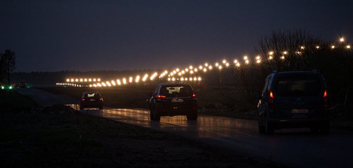 Artykuł: Światła za 5 mln złotych poprowadzą samoloty do lotniska Olsztyn-Mazury (zdjęcia)