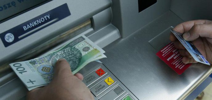 Artykuł: Pieniądze znalezione w bankomacie uczciwy znalazca przekazał policji