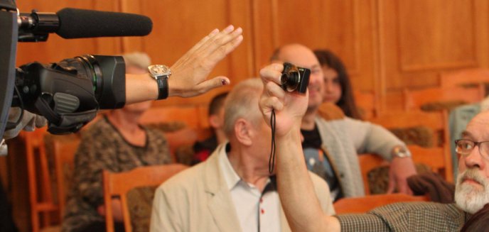 Wicemarszałek Kuchciński w Olsztynie. Zwolennicy PiS-u fotografowali... media