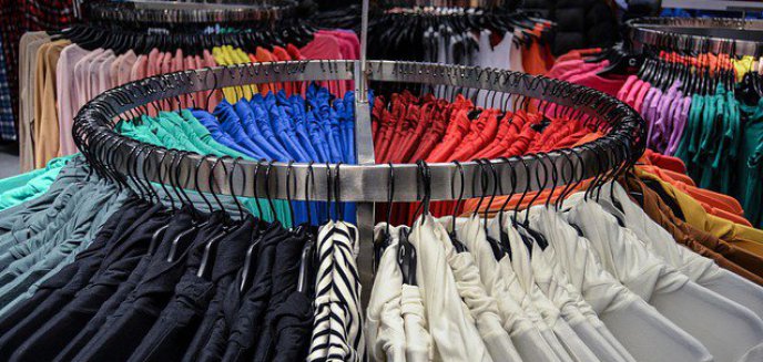 Kradły ubrania w olsztyńskim centrum handlowym. Do klipsów miały specjalne cążki